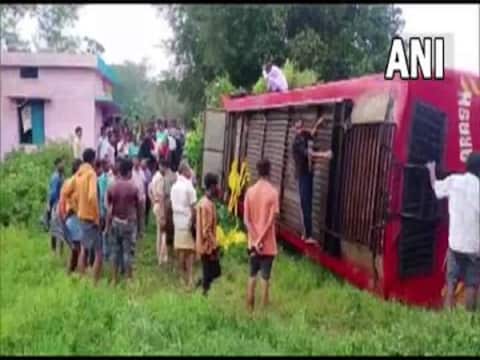 छत्तीसगढ़ में दर्दनाक हादसा रॉन्ग साइड से आ रही बाइक को बचाने में पलटी बस 3 की मौत और 4 घायल