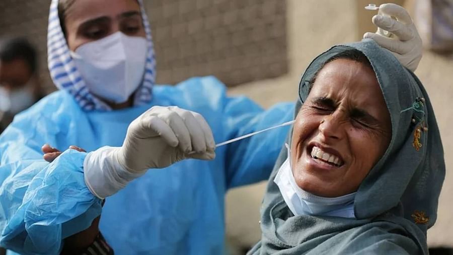  आगरा में एक्टिव कोरोना संक्रमितों की संख्या 1000 पार जिला प्रशासन ने लगाई नई पाबंदियां