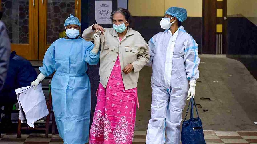 कोरोना की तीसरी लहर का कोहराम क्या बड़े शहरों की तुलना में गांवों में तेजी से फैल रहा संक्रमण?