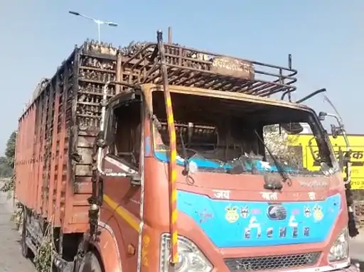 UP: इटावा में डीसीएम में शॉर्ट सर्किट से लगी आग, चालक झुलसा