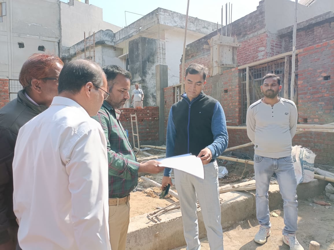 बलरामपुर: डीएम ने बायोगैस प्लांट का किया निरीक्षण, 100 करोड़ की लागत से हो रहा निर्माण, पराली और गन्ने के वेस्ट से बनेगी बायोगैस