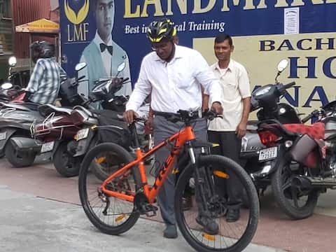 फिट इंडिया मूवमेंट के सिपाही हैं ये आईएएस अफसर रोज साइकिल से जाते हैं दफ्तर