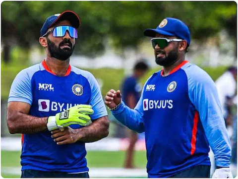 टीम इंडिया के मिडिल ऑर्डर में दिनेश कार्तिक और ऋषभ पंत कैसे हो सकते हैं फिट? सुनील गावस्कर ने बताया