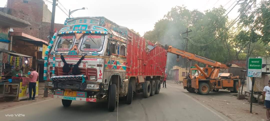 सड़क किनारे झोपड़ी में सो रहे परिवार के आठ लोगों को ट्रक ने कुचला, सीएम ने जताया शोक