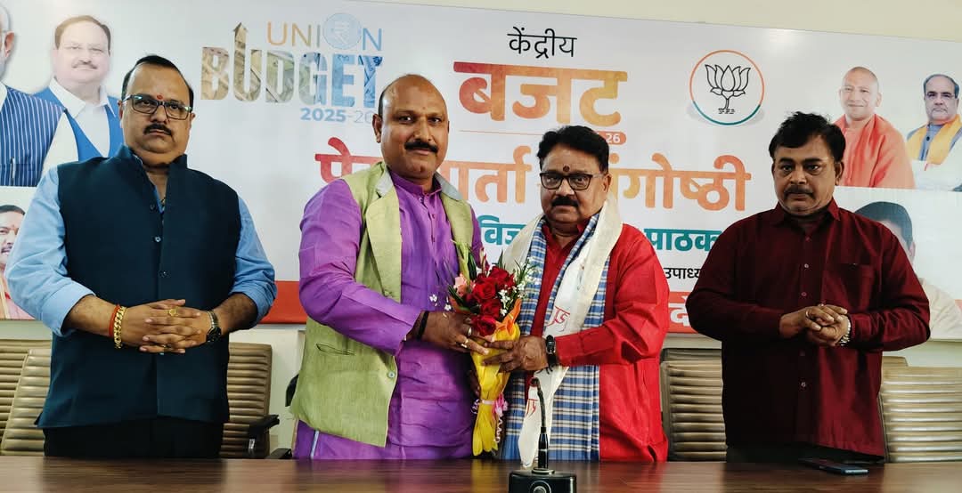 दिल्ली रेलवे स्टेशन पर हुई घटना दुःखद बताई पर 50 लाख का जिलाध्यक्ष वाले सवाल को मुस्करा कर टाल गए ये बीजेपी के प्रवक्ता