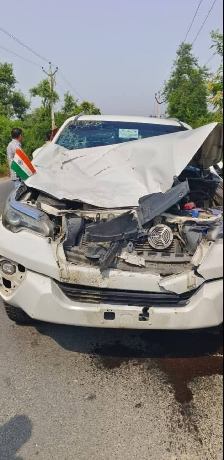 बाबा नीम करौरी के दर्शन करने जा रही यूपी सरकार में मंत्री की गाड़ी हुई हादसे का शिकार , बाल बाल बचीं मंत्री 