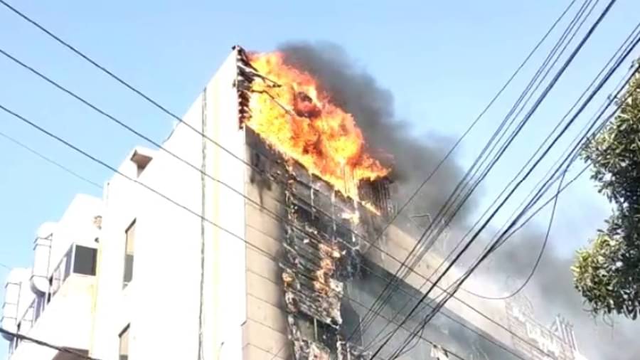 बरेली के लूथरा टावर में लगी भीषण आग लोगों ने छत से कूद कर बचाई जान घटना के दौरान चल रही थी बर्थडे पार्टी