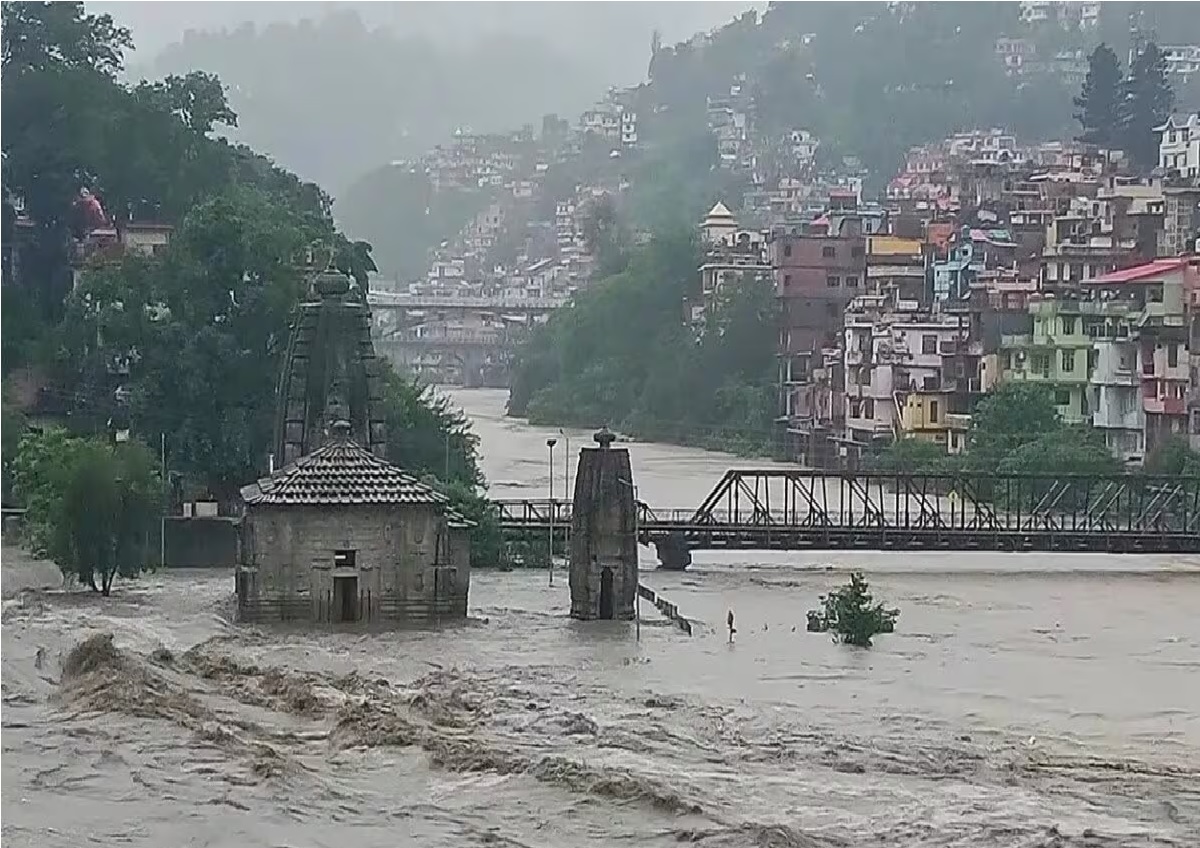 लगतार बारिश के कारण हिमाचल प्रदेश के सात जिलों में बाढ़ का खतरा मडराया, प्रशासन ने बंद कराई 225 सड़कें
