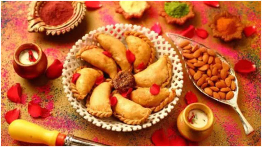  होली पर छाई गोल्डन वर्क वाली गुझिया और चांदी के पिचकारी कीमत जानकर रह जाएंगे हैरान