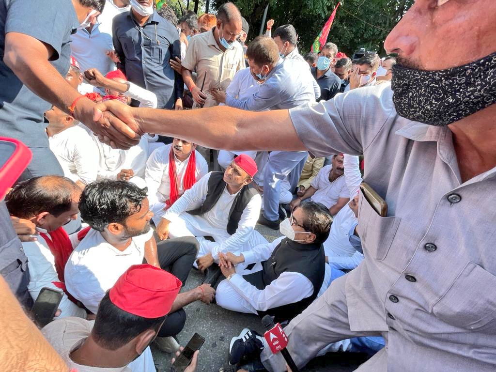 लखीमपुर जाने से रोके गए अखिलेश , हुआ बवाल