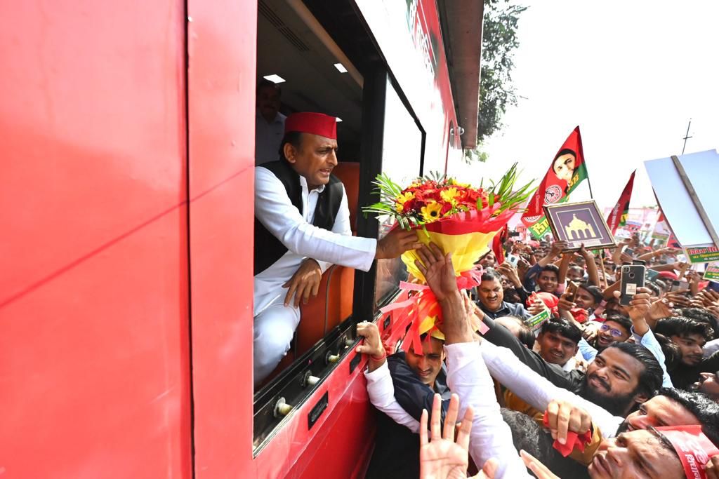 क्रांति रथ लेकर अखिलेश पहुंचे हरदोई 