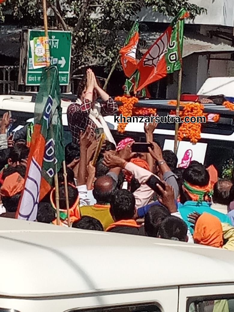 प्रियंका गांधी के रोड शो के दौरान लगे जय श्रीराम के नारे , नारे लगा रहे भाजपाइयों से प्रियंका गांधी ने मिलाया हाँथ