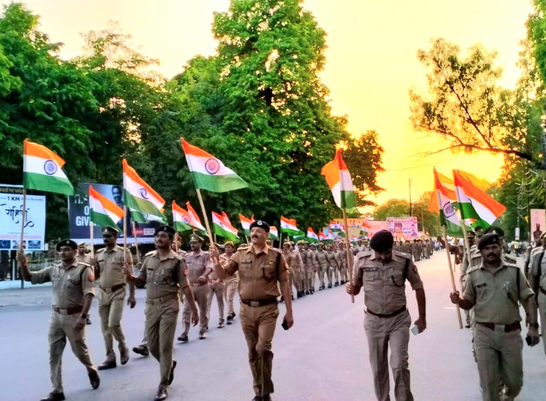 हाँथो में थाम तिरंगा निकल पड़े हैं रक्षक हमारे , गूंजा गगन वंदेमातरम के उद्गारों से , कांपे भक्षक कानून के बहुसारे 