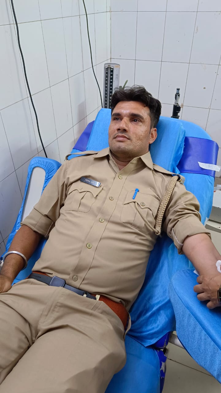 अच्छे लोग : सिपाही ने दिया एक अनजान मासूम बच्चे को अपना खून , सोशल मीडिया पर खून की जरूरत है पढ़कर किलोमीटरों दूर से आये यूपी पुलिस के नितिन तोमर