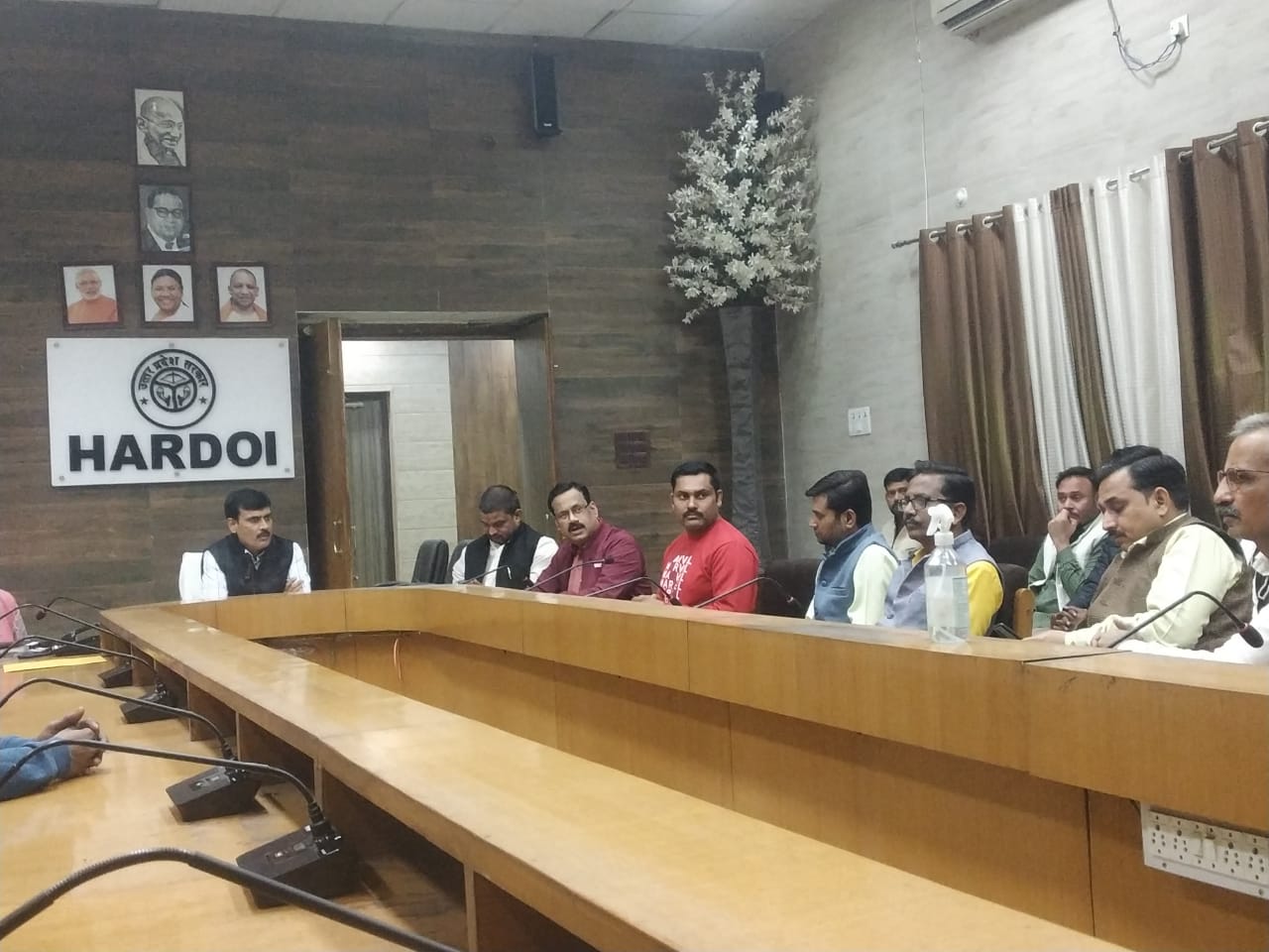 बिना स्थाई समिति में मुद्दा लाये ना लिखा जाए पत्रकारों पर सीधे सीधे मुकदमा , डीएम से मुलाकात कर पत्रकार एसोसिएशन ने की मांग