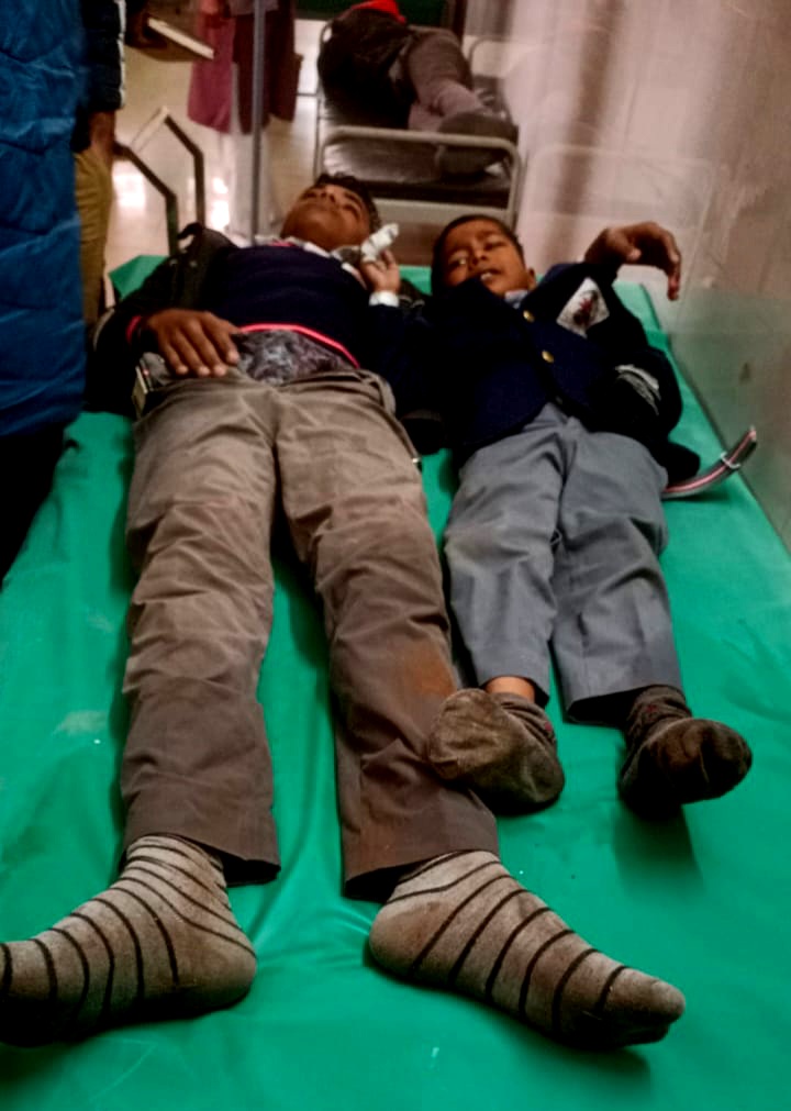 कोहरे के चलते बच्चों से भरी स्कूल मैजिक जेसीबी से टकराई , कई बच्चे घायल , रेस्क्यू का वीडियो आया सामने