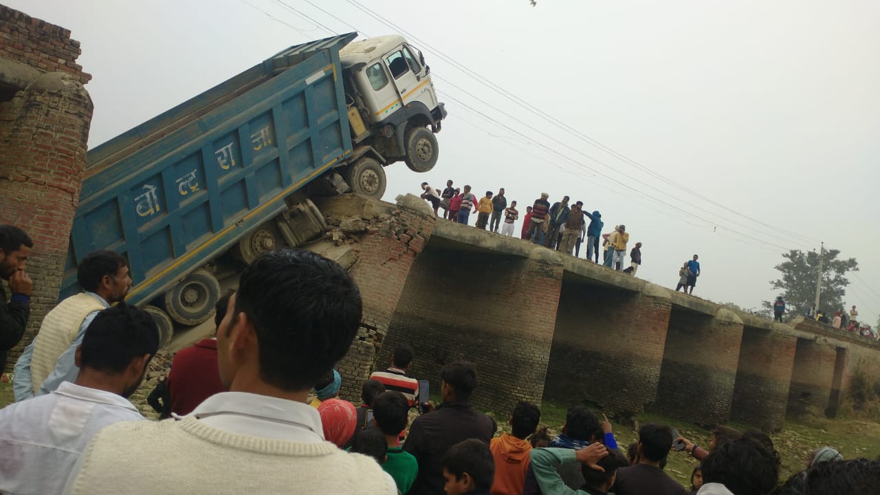 हरदोई में जर्जर पुल से गुजर रहा मौरंग लदा डंपर पुल टूटने से नीचे गिरा,  कई गांव का संपर्क हुआ बाधित