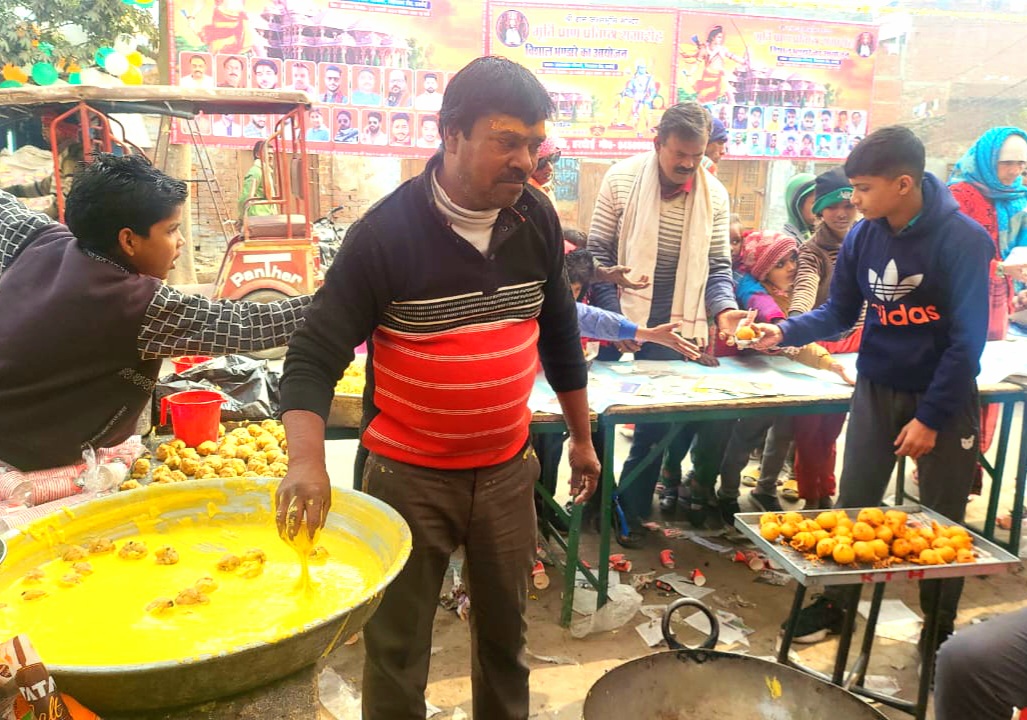 गरीबों के राम - कई दिन टिक्की का ठेला नही लगाया , आलू बचाकर इकट्ठे किये , आज राम नाम लेकर आलू पकौड़े बनाये, कर दिया भंडारा 