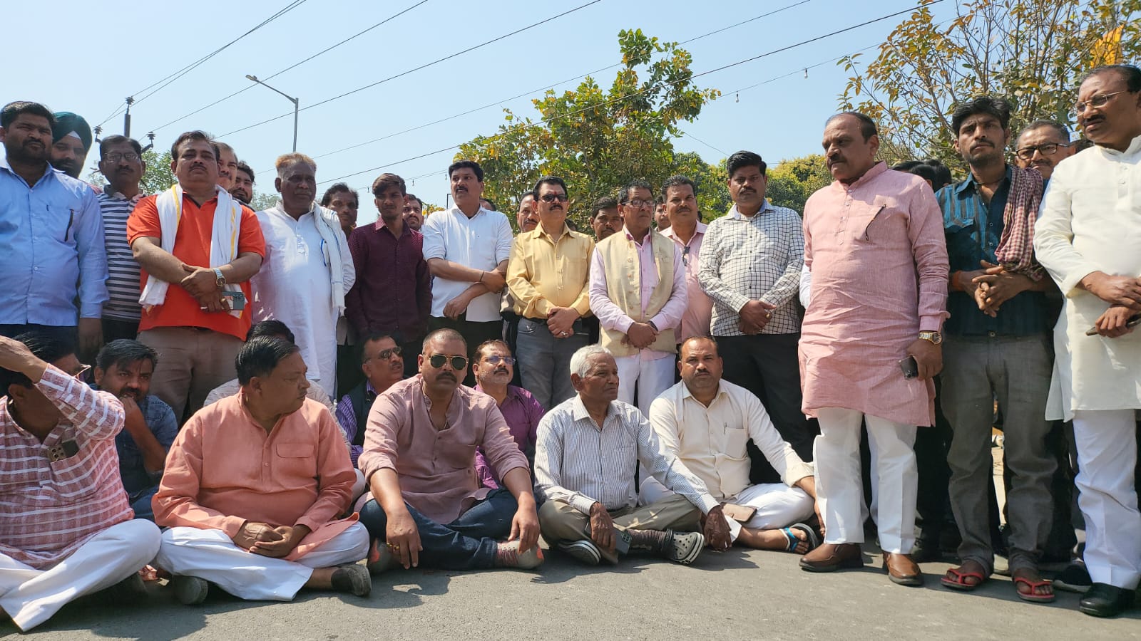 बीजेपी नेता की पत्नी की मौत का आरोप सिटी मजिस्ट्रेट पर , सांसद ,पूर्व सांसद समेत भाजपाईयों ने हाइवे पर बैठ दिया धरना