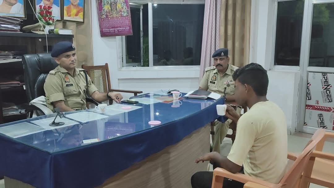 फ्री का खरबूजा खाने के चक्कर मे सस्पेंड हुए यूपी पुलिस के दो सिपाही , मुकदमा भी लिखवाने की तैयारी