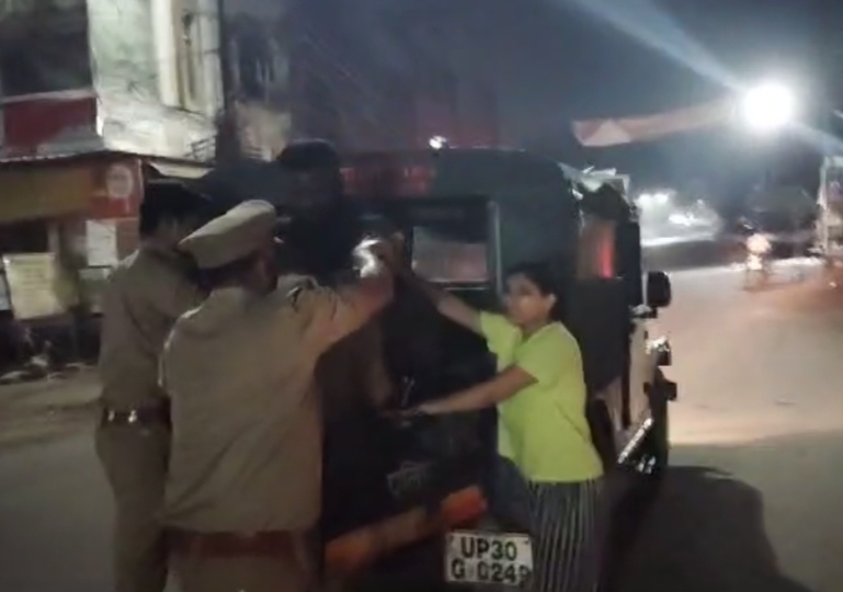 LiveIn में रह रहे कपल के बीच हुई तकरार में विलेन बन गई पुलिस , युवक को जबरिया जीप में बैठाने के वीडियो वायरल