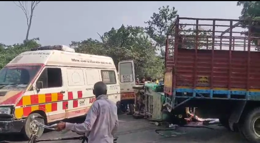 हरदोई - सड़क पर बिखरी लाशें , हौलनाक हादसा , 10 की मौत , कई बुरी तरह घायल