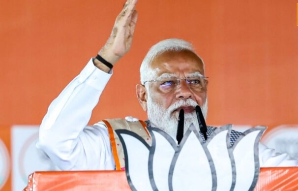 वाराणसी पहुंचे PM मोदी, महिला सम्मेलन में विपक्ष पर साधा निशाना; विकास और नारी शक्ति पर दिया बड़ा संदेश…