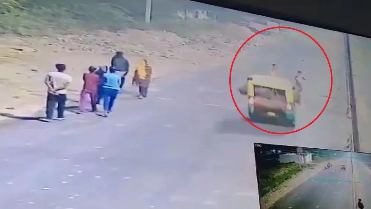UP: जालौन में एग्जाम से लौट रही छात्रा को बदमाशों ने तमंचा सटा मार दी गोली