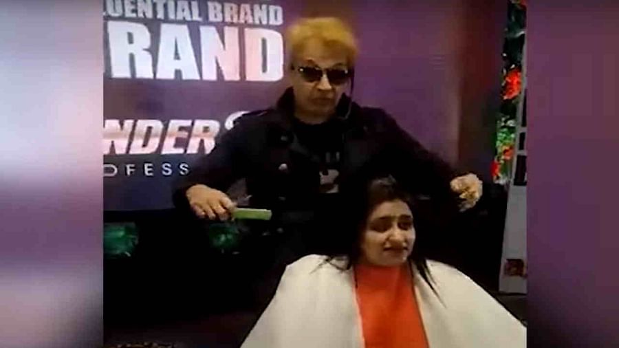 बीजेपी नेता ने किया ऐलान जावेद हबीब के सिर पर थूकने वाले को 51 हजार इनाम