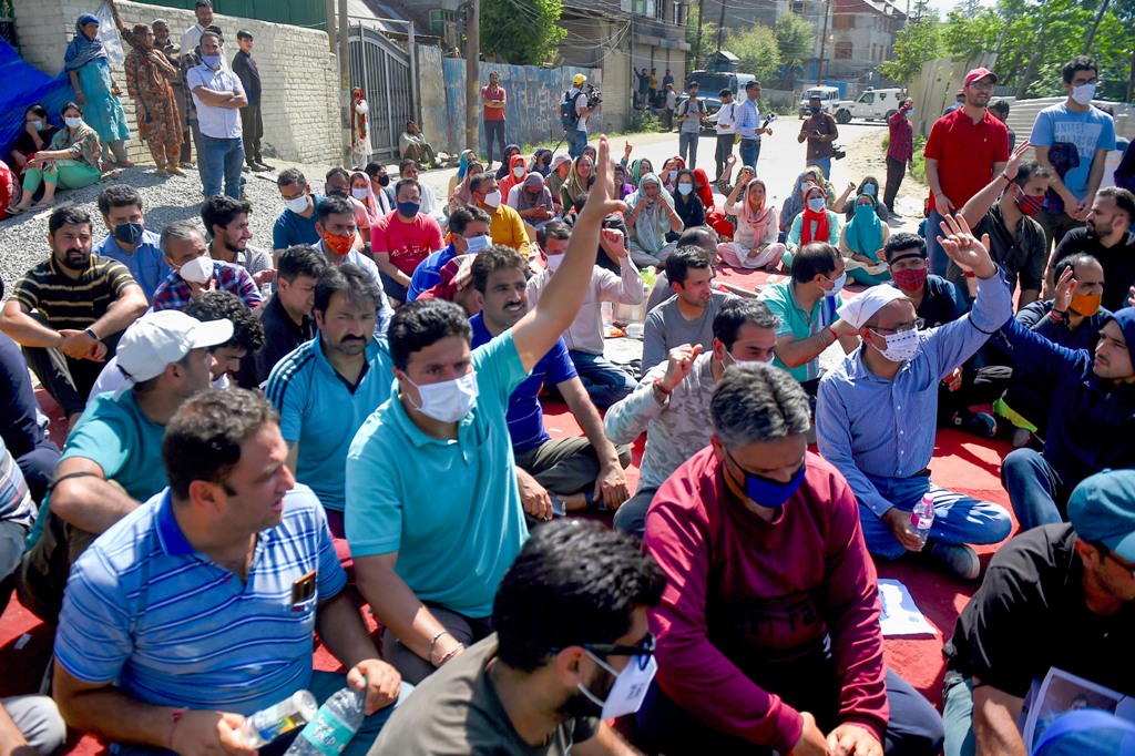New Delhi: Jammu में प्रदर्शनकारी Kashmiri Pandit कर्मचारियों को हिरासत में लिया गया