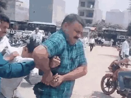 लखनऊ में घूसखोर लेखपाल को घसीटते ले गई एंटी करप्शन टीम, जमीन पैमाइश को लेकर मांग रहा था घूस