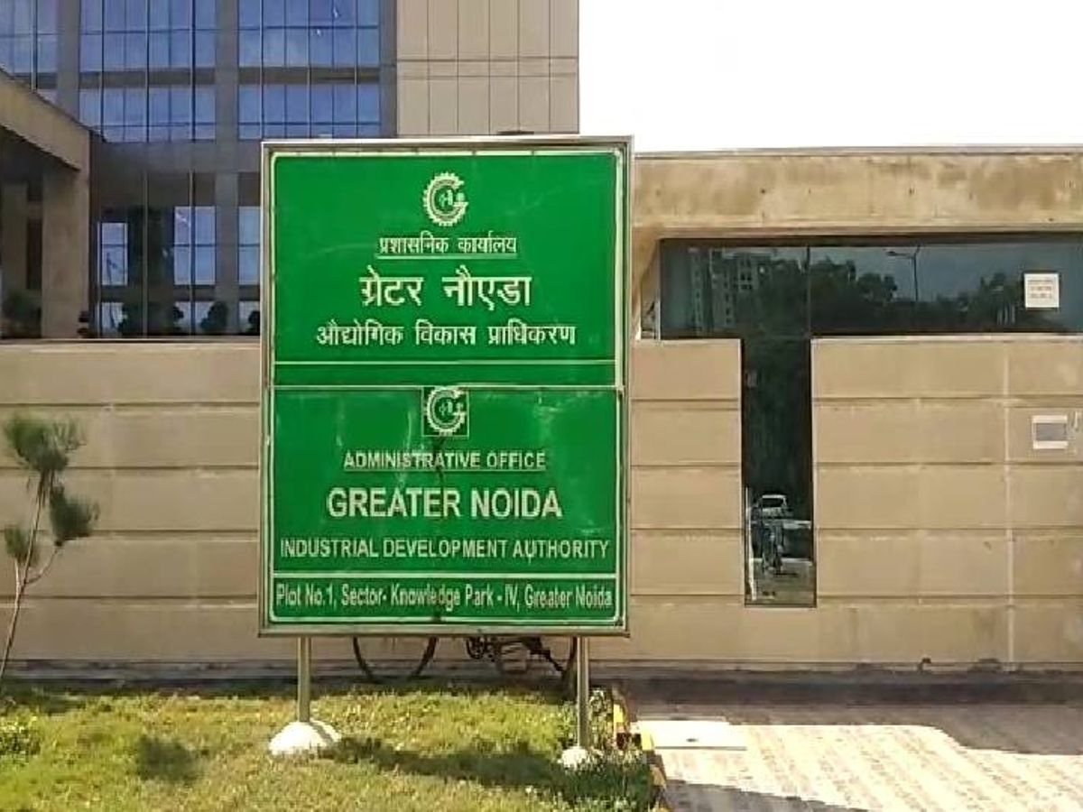UP: नोएडा और यमुना अथॉरिटी के 9 अफसर सस्पेंड, आखिर क्यों गिरी गाज?