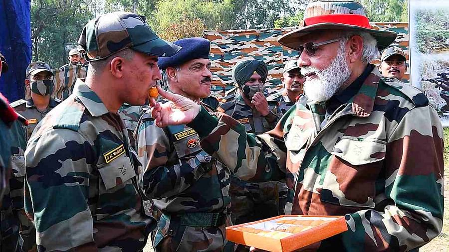 प्रधानमंत्री मोदी के सेना की वर्दी पहनने पर दिग्विजय सिंह को एतराज, हिटलर से की तुलना, बोले- दोबारा चुने गए तो संविधान बदल देंगे