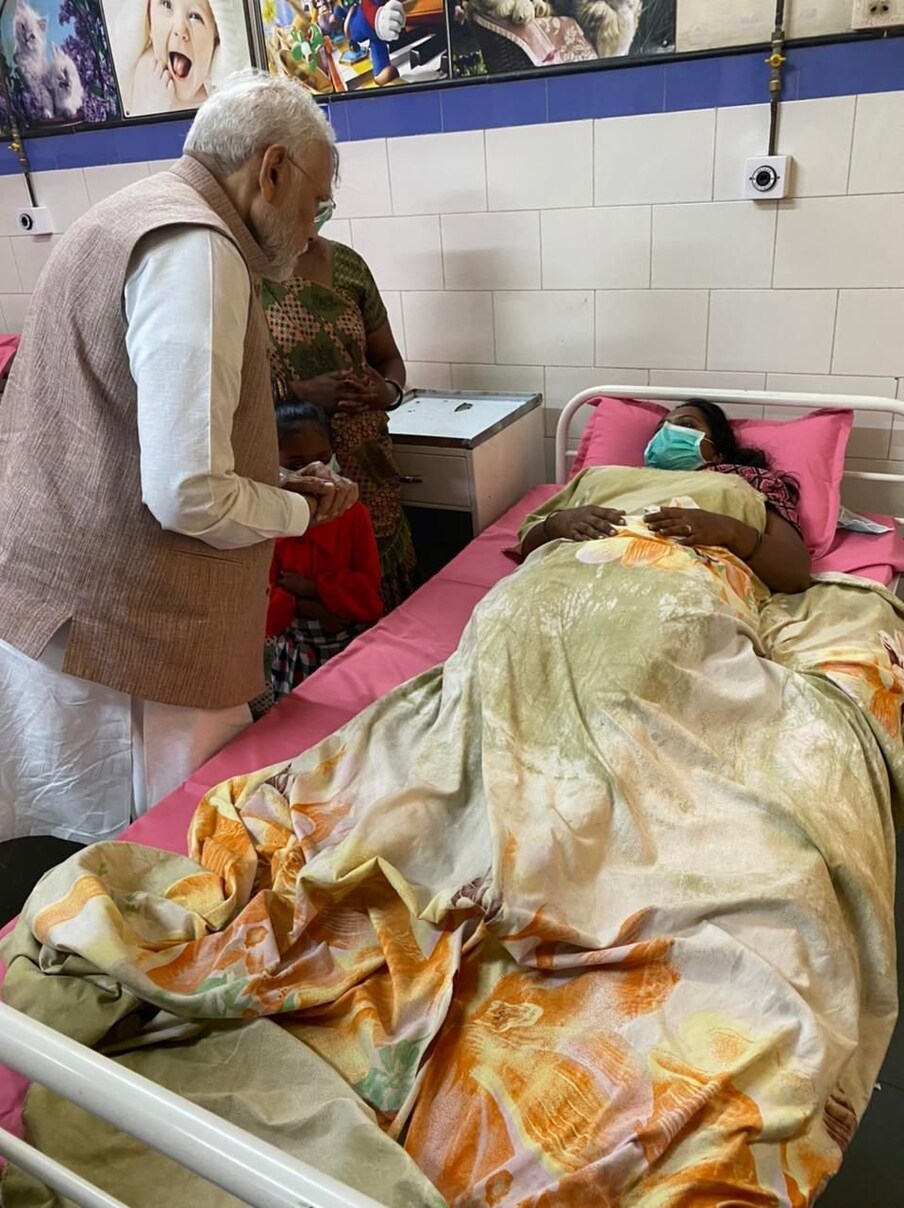 मोरबी के मददगारों से मिले PM मोदी, अस्पताल जाकर पुल हादसे के घायलों का जाना हाल