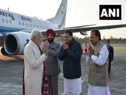 PM मोदी देहरादून पहुंचे, कुछ देर में करेंगे केदारनाथ के दर्शन, 3400 करोड़ की परियोजनाओं की देंगे सौगात