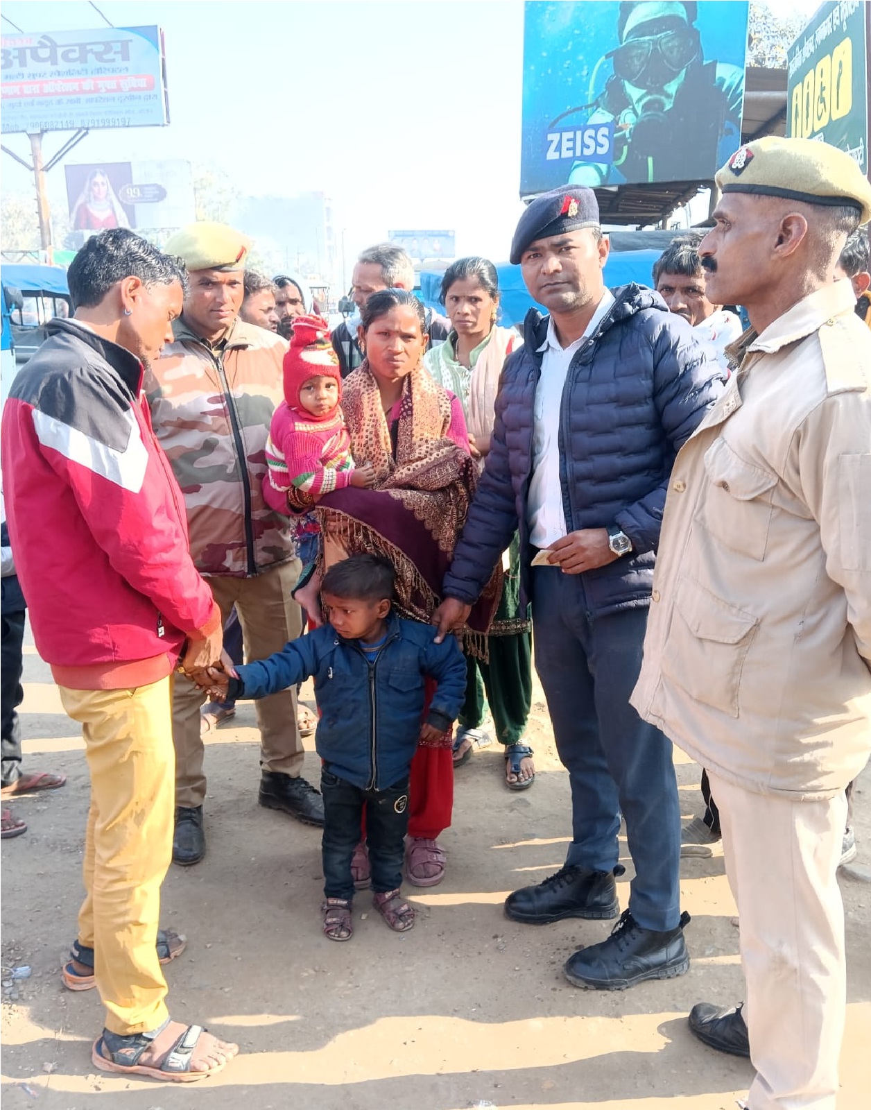 UP: सेटेलाइट बस अड्डे पर रोता मिला था बच्चा, मसीहा बन पुलिस ने मासूम को मां बाप से मिलवाया