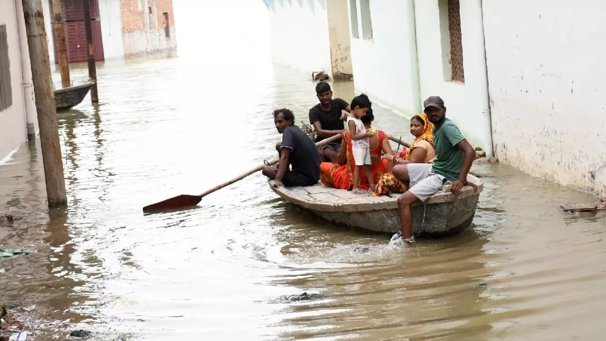 यूपी में बारिश बनी आफत, आगरा की सड़कों पर चली नाव, प्रयागराज में डूब गए दुकान-मकान