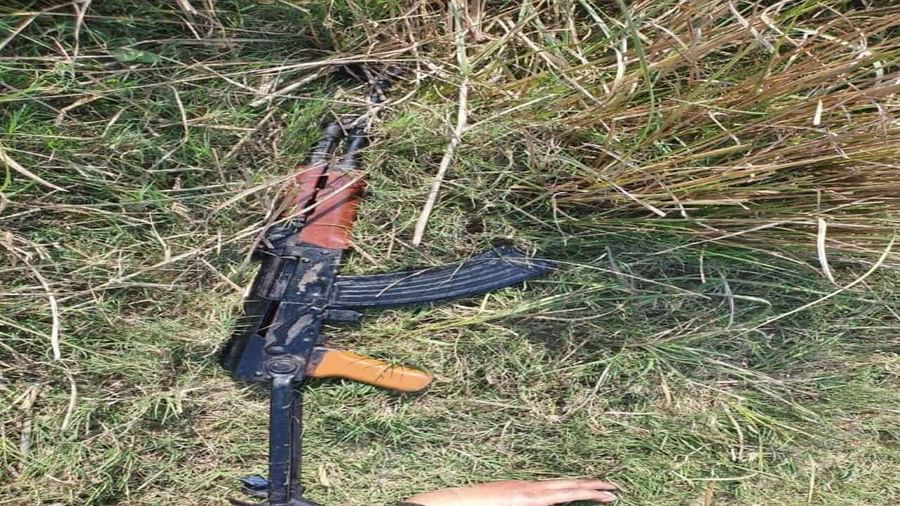 जौनपुर में पुलिस मुठभेड़ में मारा गया 1 लाख का इनामी बदमाश 2 पुलिसकर्मी हुए घायल AK-47 पिस्टल समेत भारी मात्रा में कारतूस बरामद