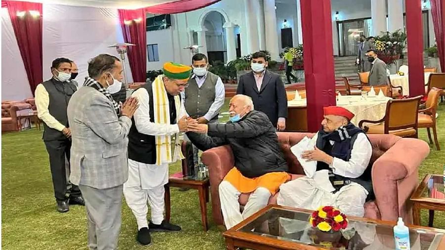  संघ प्रमुख मोहन भागवत और मुलायम सिंह के बीच हुई मुलाकात यूपी कांग्रेस ने कहा- नई सपा में स’का मतलब संघवाद