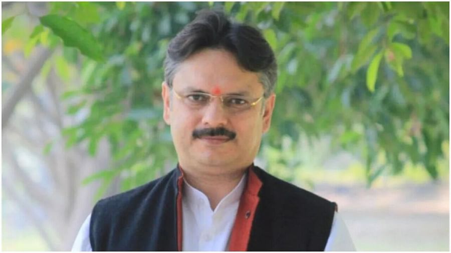  बीजेपी उम्मीदवार राजेश्वर सिंह की IG पत्नी लक्ष्मी सिंह के ट्रांसफर की मांग पति को वोट करने का दबाव बनाने का लगा आरोप समाजवादी पार्टी ने EC से की शिकायत