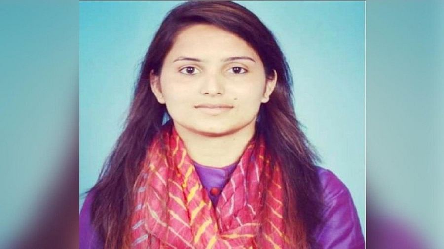 विदेश से लौटी बेटी रुपाली को सपा ने दिया फतेहाबाद से टिकट पढ़ें- इंग्लैंड से लेकर दुबई तक का सफर