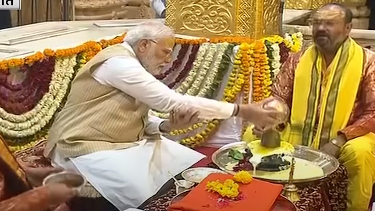 New Delhi: गुजरात दौरे पर पीएम मोदी, सोमनाथ मंदिर में की पूजा अर्चना से की शुरुआत