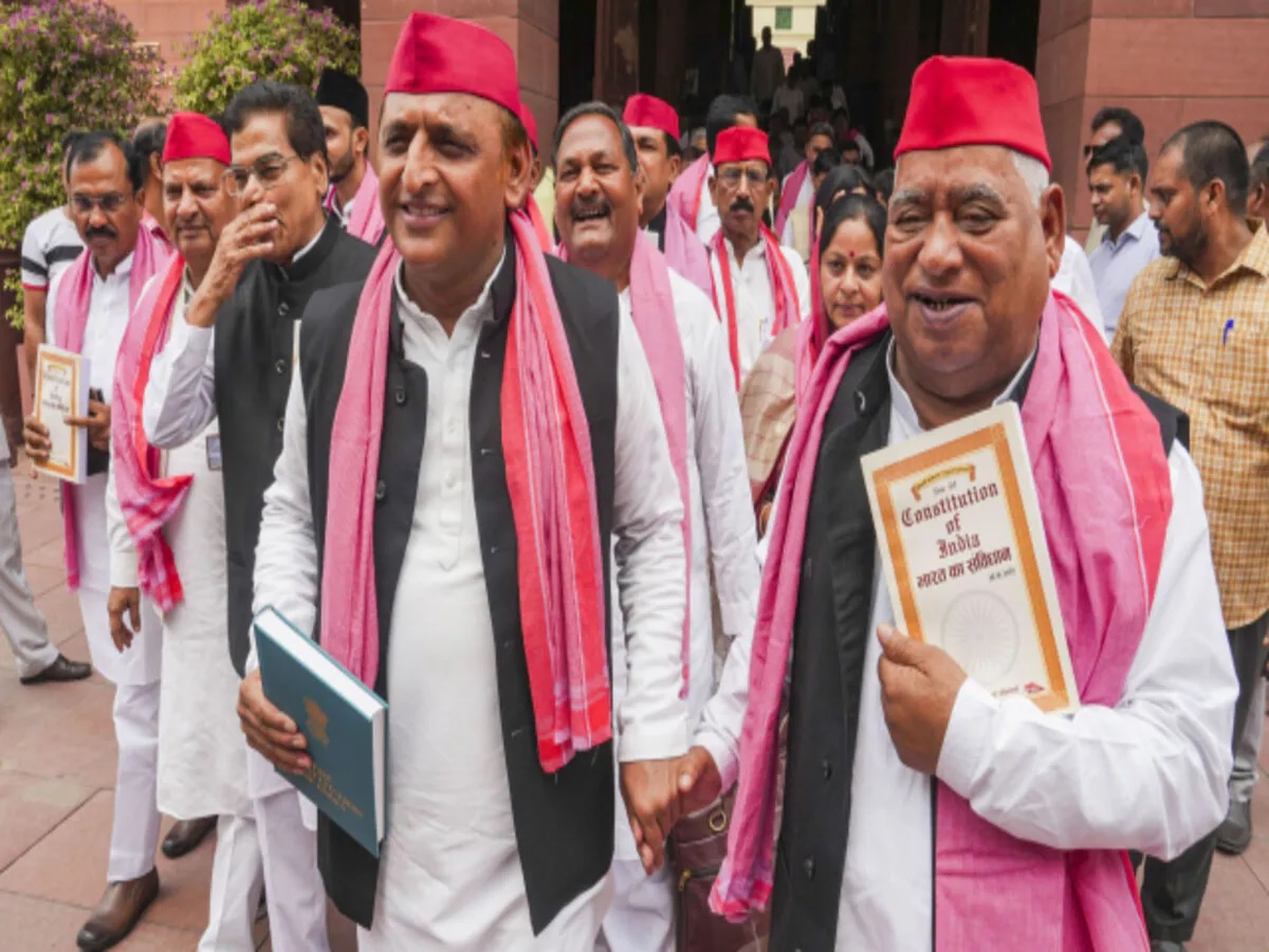 UP: समाजवादी पार्टी अवधेश के सहारे देगी बीजेपी के हिंदुत्व को चुनौती