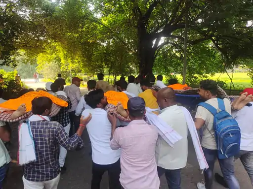 AU में अर्थी पर लेटे छात्र: अस्पताल नहीं जाने की जिद पर डटे रहे जबरदस्ती 3 छात्र नेताओं को हॉस्पिटल में किया गया एडमिट