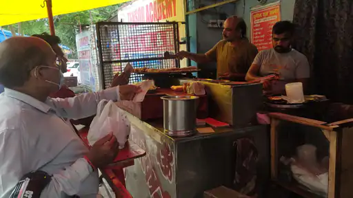 गोली लगी चुनाव लड़े अब बेच रहे चाट