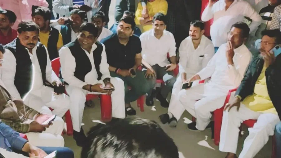 EVM को लेकर यूपी में चढ़ा सियासी पारा सपाइयों ने इटावा मतगणना स्थल को घेरा बोले- किसी तरह की गड़बड़ी नही होने देंगे