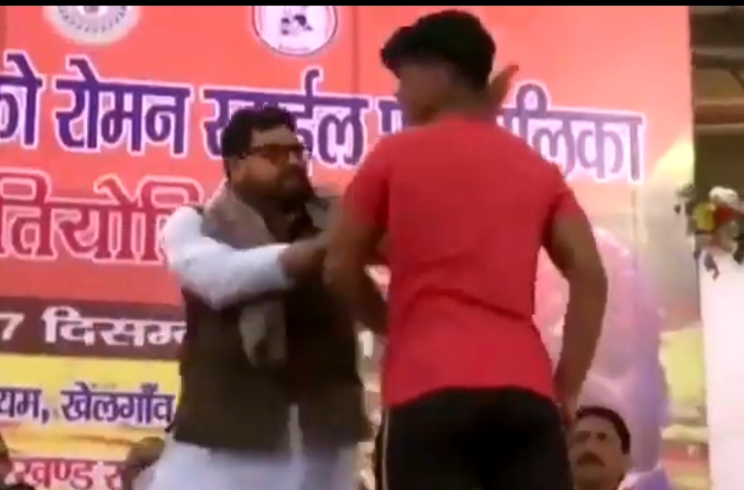BJP सांसद ने मंच पर ही जड़ दिए कुश्ती खिलाड़ी को तमाचे 