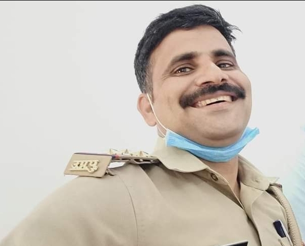 यूपी में काबा फेम गर्ल की क्रिया पर खाकी की भयंकर प्रतिक्रिया , इंस्पेक्टर धर्मराज उपाध्याय कहे आओ बताइत हैं तोहका यूपी मा का है 