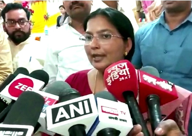 मदरसों में भी लागू होना चाहिए यूनिफॉर्म सिविल कोड , टैबलेट स्मार्ट फोन वितरण करने आईं उच्च शिक्षा राज्यमंत्री रजनी तिवारी ने दिया बयान