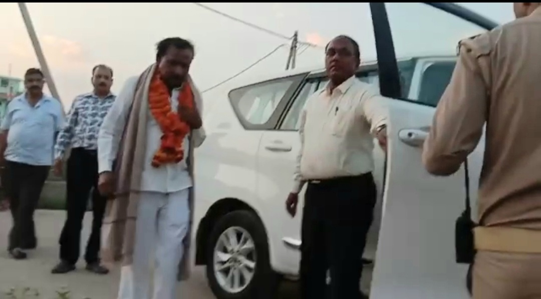 जब डीएम साहब खुद बन गए अपने रिटायर हुए ड्राइवर के ड्राइवर